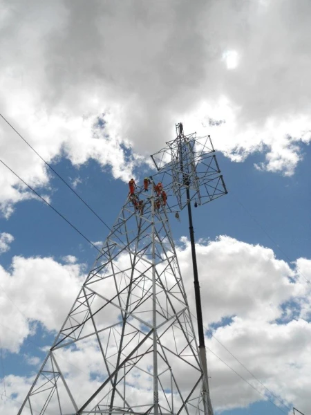 Líneas eléctricas del complejo industrial de Montes del Plata en Punta Pereira